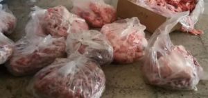 استفاده از گوشت‌های فاسد در یکی از رستوران‌ها با نام تجاری خاص / دستبند پلیس بر دست عاملان تهیه و توزیع گوشت‌های غیربهداشتی