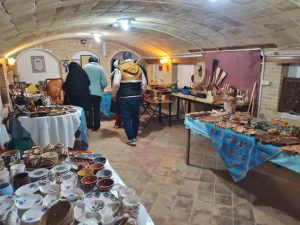 عرضه محصولات صنایع دستی و سوغات ملایر در عمارت مصدقی