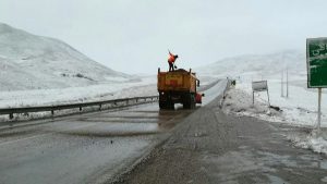 ۱۳۰۰ کیلومتر برفروبی و نمکپاشی در راه‌های حوزه استحفاظی ملایر