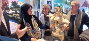 بازدید معاون صنایع‌دستی وزارت میراث‌فرهنگی از غرفه جهان‌شهر ملایر در نمایشگاه گردشگری