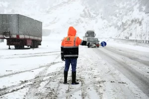 امدادرسانی به ۲۰ خودروی گرفتار در برف و کولاک توسط راهداران ملایر