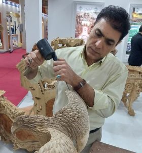 رئیس اتحادیه درودگران و مبل منبت ملایر: برگزاری جشنواره ملی مبلمان منبت، چرخه تولید و فروش این هنر-صنعت را رونق می‌بخشد