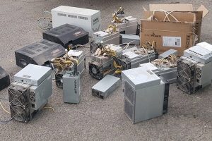 کشف ۶ دستگاه ماینر قاچاق استخراج ارز و دستگیری ۱۰ نفر سارق در ملایر