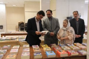 در آستانه هفته کتاب رقم خورد: برپایی نمایشگاه و آئین «شادپیمایی با کتاب»