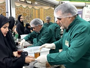 پذیرایی از زائران امام رضا(ع) با سوغات ملایر/ فصل خادمی ملایری‌ها در چایخانه حرم مطهر رضوی