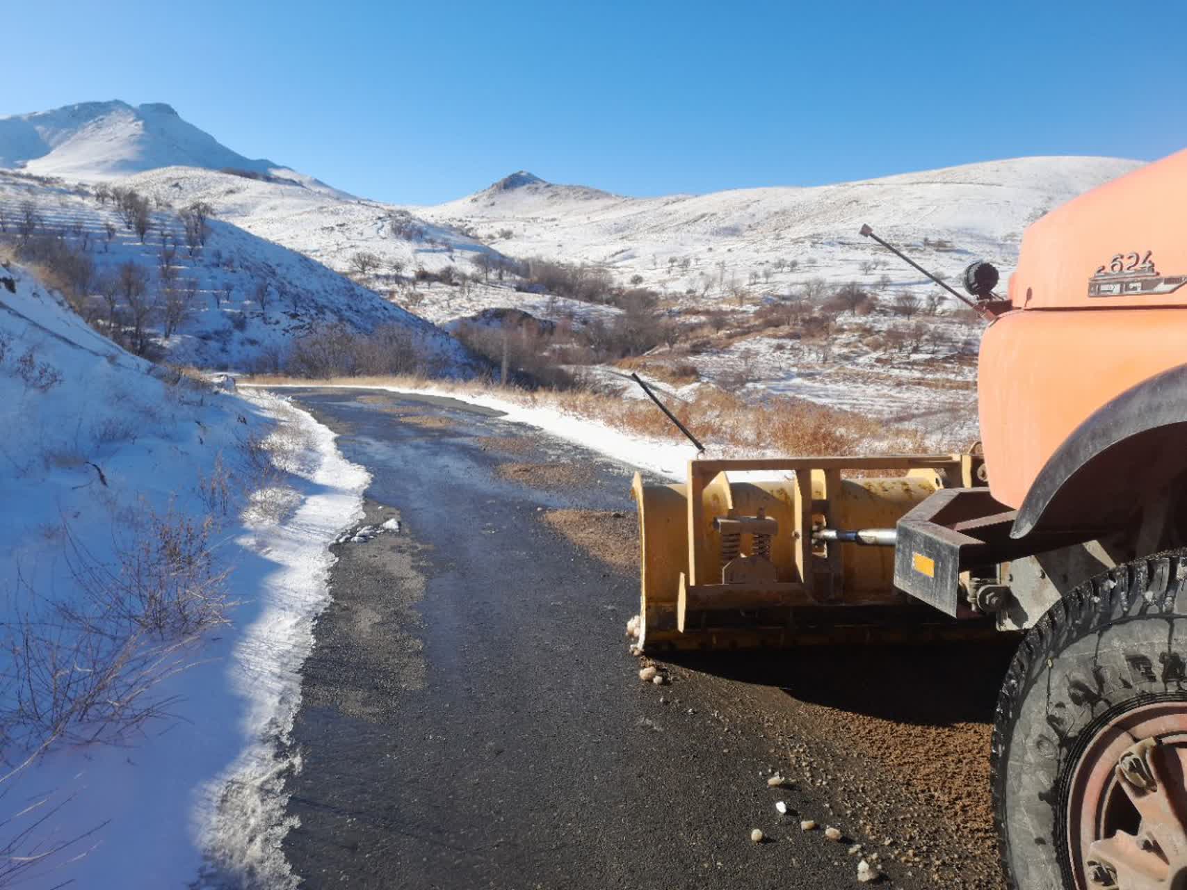 رئیس راهداری و حمل و نقل جادهای خبر داد: ۵ راهدارخانه ملایر در آماده باش کامل/ از تجهیز وسایل راهداری تا برفروبی ۳۵۰ کیلومتر راه روستایی رئیس راهداری و حمل و نقل جادهای خبر داد: ۵ راهدارخانه ملایر در آماده باش کامل/ از تجهیز وسایل راهداری تا برفروبی ۳۵۰ کیلومتر راه روستایی