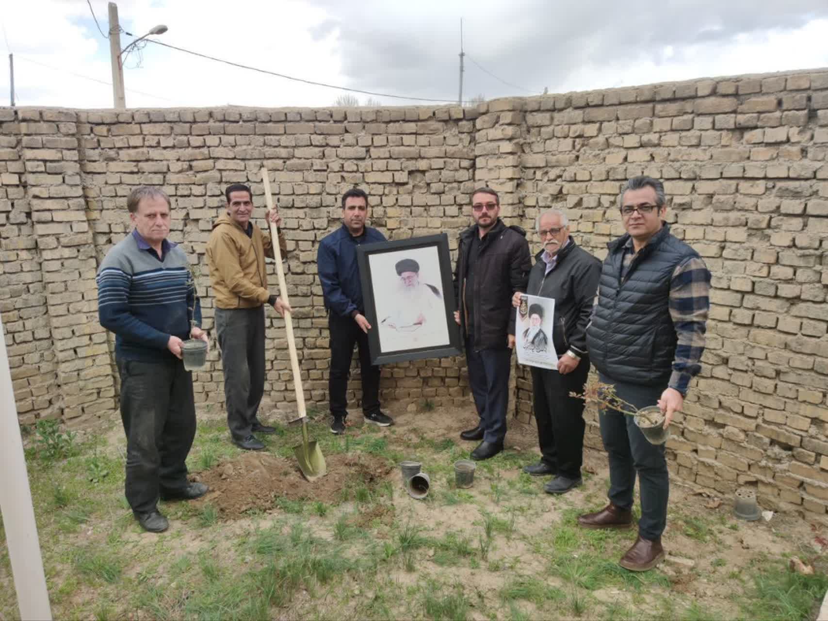 ۴۰ بوته گل و نهال به رهبر شهید و شهدای معصوم میناب در ملایر کاشته شد ۴۰ بوته گل و نهال به رهبر شهید و شهدای معصوم میناب در ملایر کاشته شد