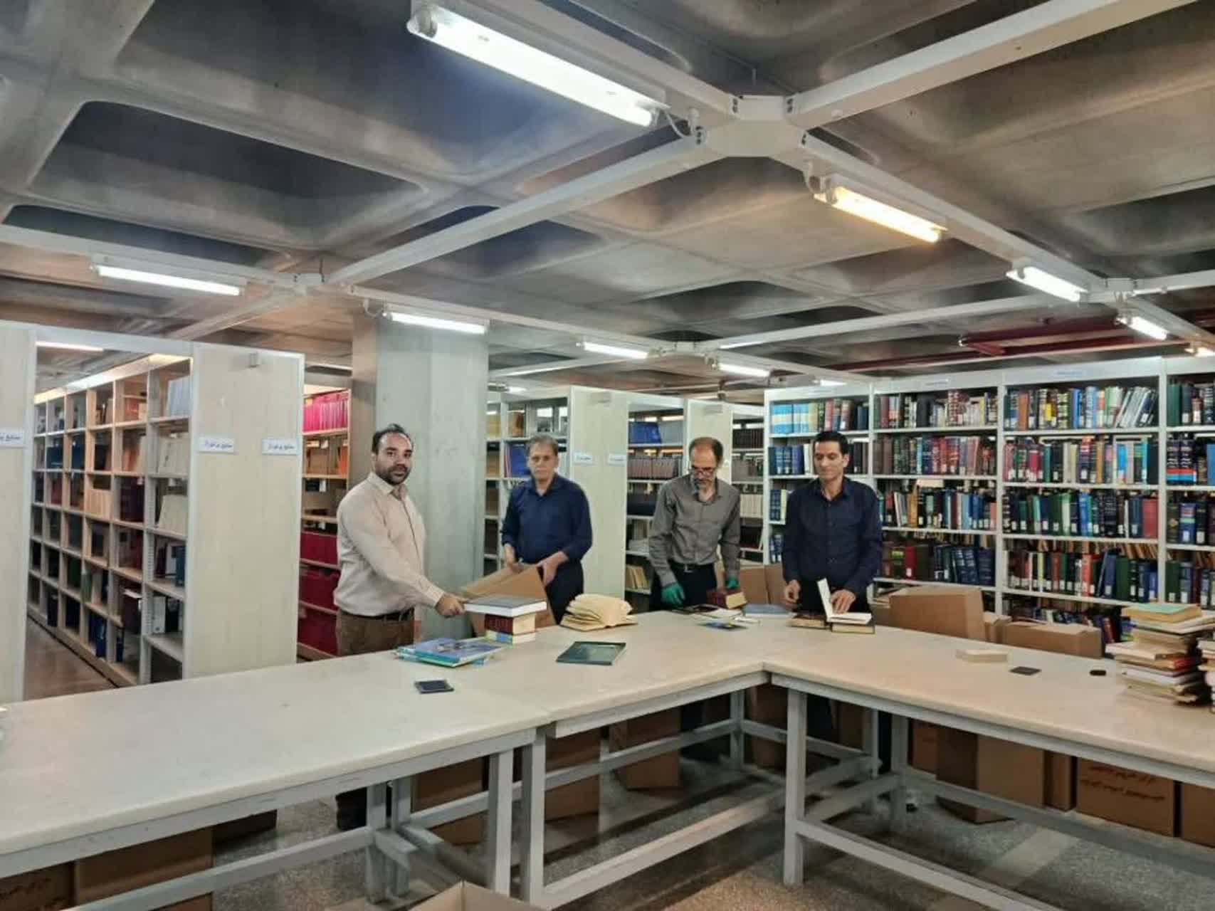 اهدای بیش از ۷۰۰۰ جلد کتاب و مجله به مخزن کتابخانههای عمومی ملایر اهدای بیش از ۷۰۰۰ جلد کتاب و مجله به مخزن کتابخانههای عمومی ملایر