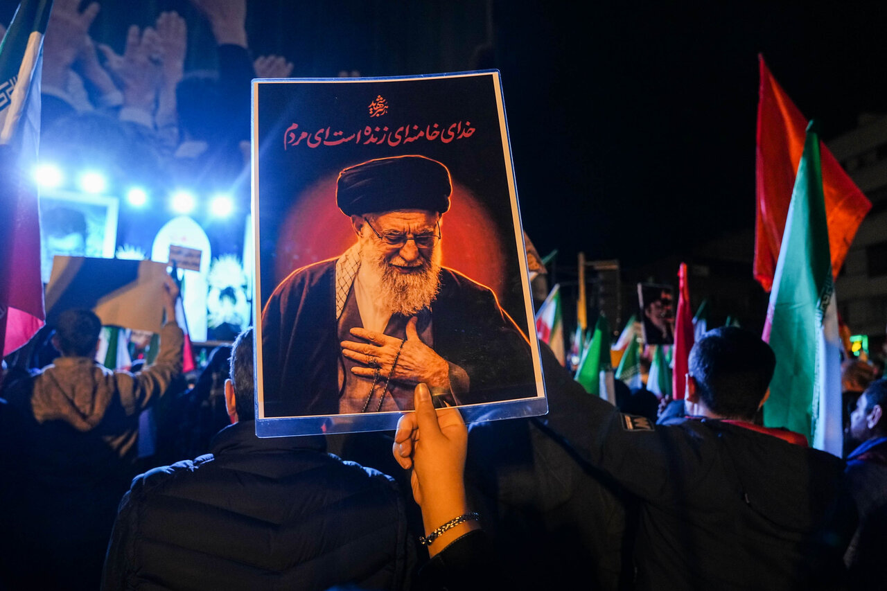 حضور اثرگذار اهالی فرهنگ و هنر ملایر در مراسم تشییع رهبر شهید حضور اثرگذار اهالی فرهنگ و هنر ملایر در مراسم تشییع رهبر شهید