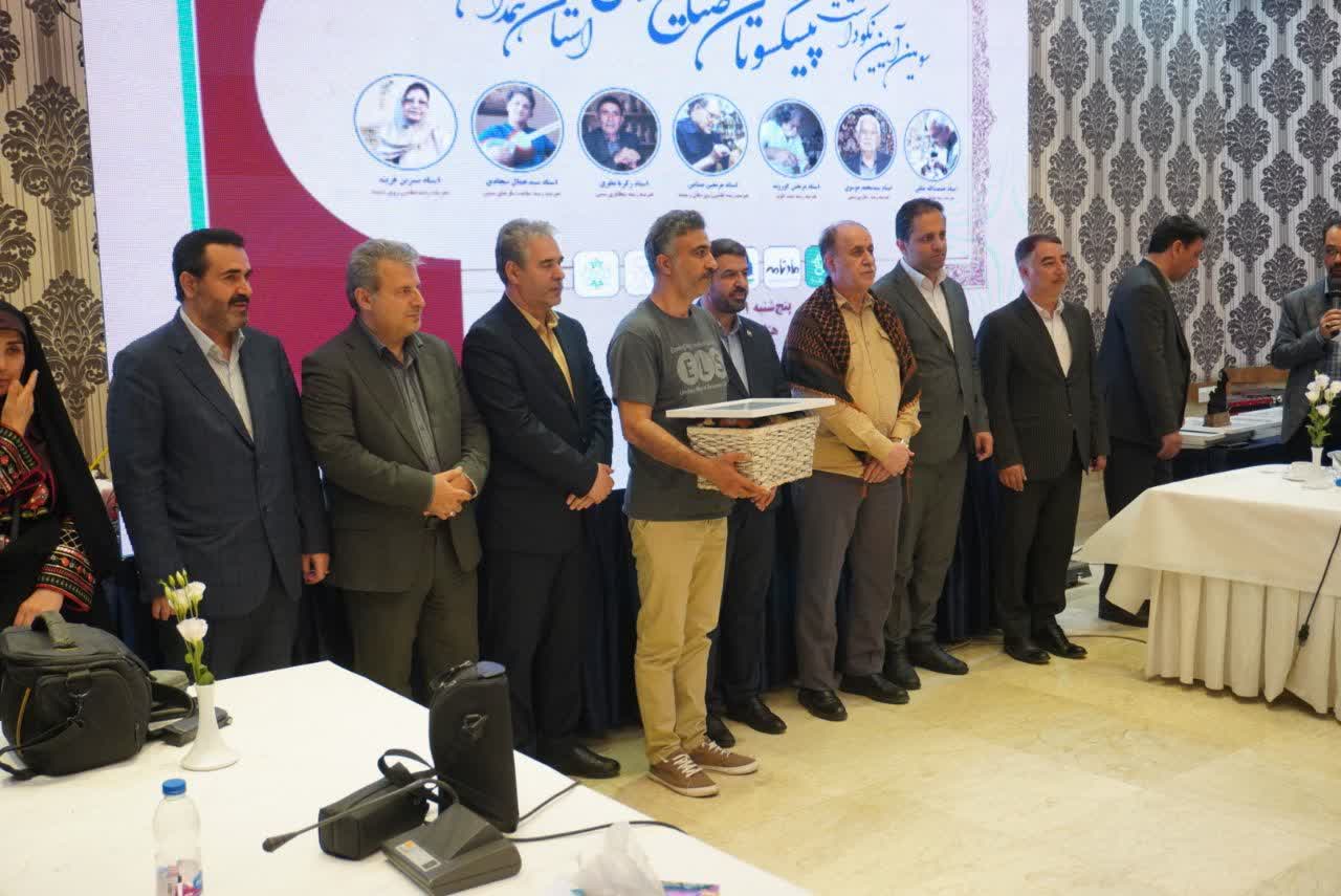 در سومین همایش «دستهای ماندگار» رقم خورد: تجلیل از هنرمندان ملایری و دبیر شهر جهانی مبلمانمنبت در سومین همایش «دستهای ماندگار» رقم خورد: تجلیل از هنرمندان ملایری و دبیر شهر جهانی مبلمانمنبت