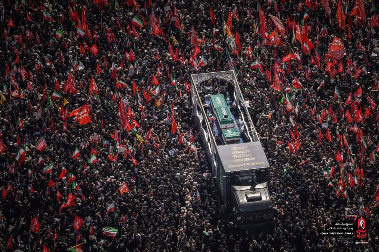 بدرقۀ تمدنسازِ یگانهی دوران/ پرچمهای سرخ خونخواهی رهبر شهید؛ سرخرگهایی که به قلب تاریخ جان بخشید بدرقۀ تمدنسازِ یگانهی دوران/ پرچمهای سرخ خونخواهی رهبر شهید؛ سرخرگهایی که به قلب تاریخ جان بخشید